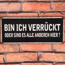 Blechschild - Bin ich verrückt oder sind es alle anderen hier? - Wandschild